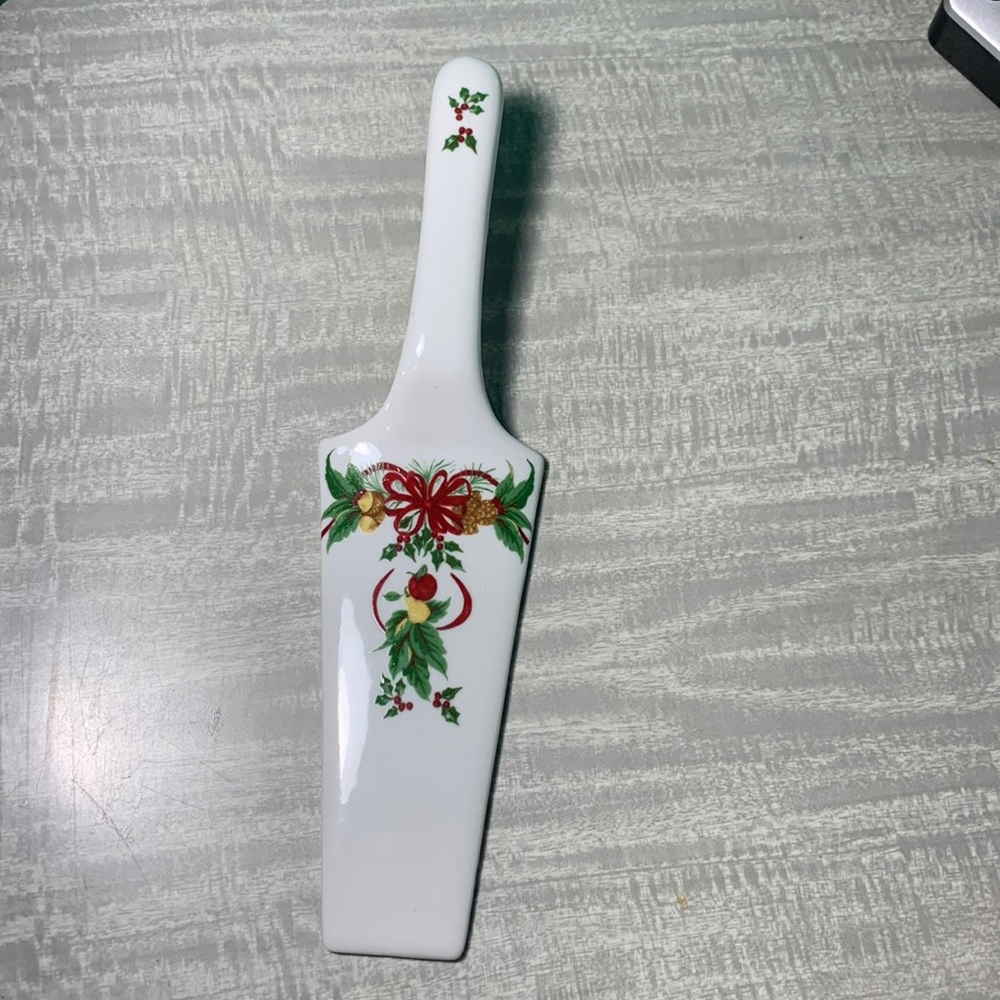 Formalities by Baum Brothers made in China , Christmas cake server